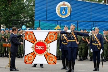 Президент России вручил 11-й одшбр Боевое Знамя нового образца