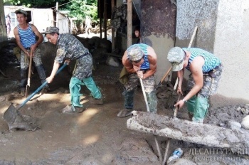 Десантники оказали помощь пострадавшим от селя в Алматы
