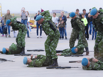 Военнослужащие 11-й десантно-штурмовой бригады приняли участие в праздновании Дня воздушного флота