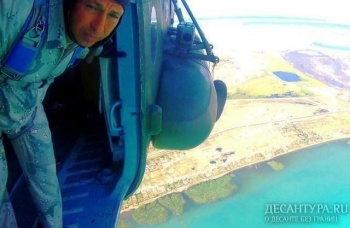 Летчики ВВС Казахстана совершили прыжки с парашютом на воду