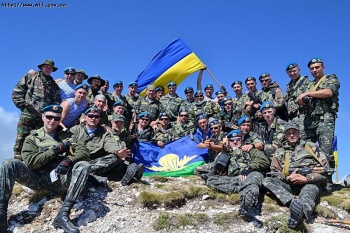 Украинские миротворцы в Косово установили Государственный флаг Украины на вершине Люботена – самой высокой горы края