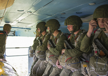 Морские пехотинцы ТОФ совершили парашютные прыжки