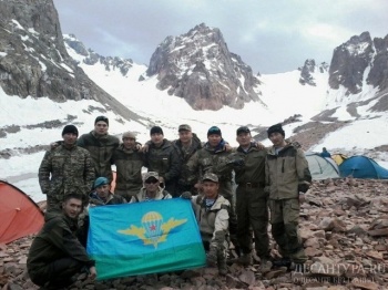 Военнослужащие Аэромобильных войск Казахстана покорили пик Абая