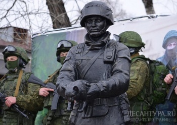 Первый в России памятник «вежливым людям» открыт в городе Белогорске Амурской области