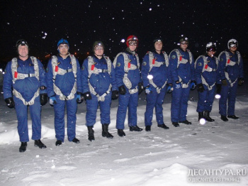 Казахстанские военнослужащие отработали десантирование в составе группы ночью