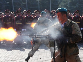 В Алматы в проводах призывников приняли участие десантники