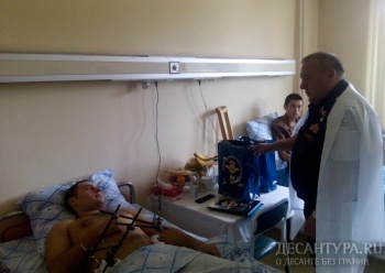 Командующий ВДВ Владимир Шаманов поздравил с Днем Воздушно-десантных войск военнослужащих, находящихся на лечении в госпиталях
