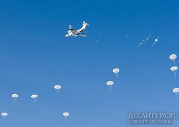 Более 500 парашютных прыжков совершили морские пехотинцы на Камчатке в новом учебном году