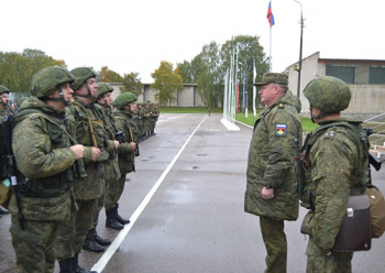Командующий ВДВ генерал-полковник Андрей Сердюков инспектирует 76 гв дшд