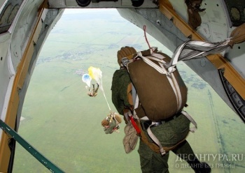 Морские пехотинцы Тихоокеанского флота совершили учебно-тренировочные прыжки с парашютом