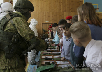 Спецназ ЗВО организовал выставку современных образцов вооружения для школьников