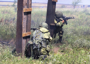 На учении под Оренбургом спецназ ЦВО ликвидировал базу незаконного вооруженного формирования