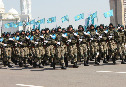 Военный парад в честь Дня защитника Отечества, Астана 7 мая 2014 г.
Пеший парадный расчет 38 ДШБр (Казбриг) Аэромобильных войск ВС РК, возглавляемый командиром бригады подполковником Шейх-Хасаном Жазыкбаевым.