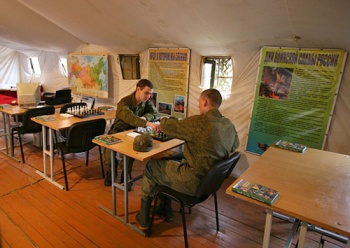 Курсанты Рязанского высшего воздушно-десантного командного училища во время проведения полевых занятий проживают в современных автономных полевых лагерях