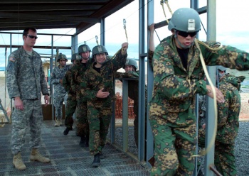 На военной базе Форт Карсон в США российские десантники завершили подготовку к совершению парашютных прыжков
