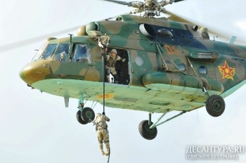 Беспарашютный спуск из вертолета Ми-17 совершили казахстанские десантники