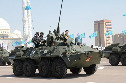 Военный парад в честь Дня защитника Отечества, Астана 7 мая 2014 г.
Расчеты морской пехоты на БТР-82А