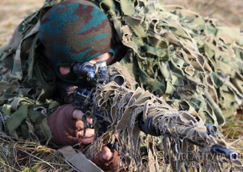 Снайперы ВДВ России и ССО Беларуси соревнуются в точности стрельбы на полигоне под Брестом