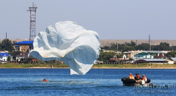 Казахстанские десантники совершили прыжки с парашютом на воду
