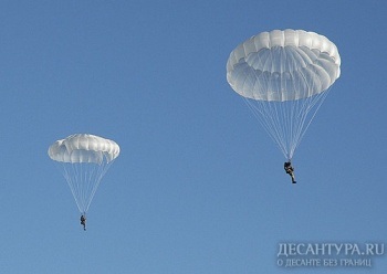 Прыжки с парашютом совершили новобранцы подразделений спецназа Восточного военного округа