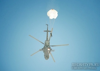 Морские пехотинцы и разведчики СФ приступили к выполнению парашютных прыжков в Заполярье