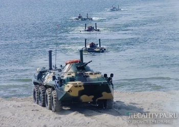 Морские пехотинцы Каспийской флотилии высадятся с воздуха на морское побережье