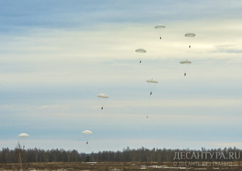 На базе 2-й бригады спецназа проводится парашютно-десантная подготовка разведчиков ЗВО
