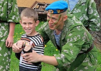 Воспитанники детского дома побывали в гостях у десантников и получили мастер-класс по рукопашному бою