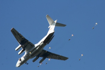 В первую неделю летнего периода обучения 2012 учебного года десантники совершили свыше 11 тысяч парашютных прыжков