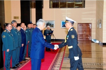 Министр обороны РК наградил участников парада в Пекине
