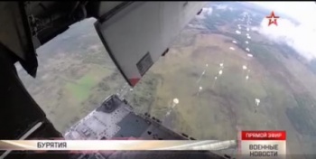 Двести парашютов раскрылось над полигоном в Бурятии
