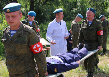 Врачи аэромобильного отряда ВДВ отработали эвакуацию условно раненых на учении в Ленинградской области