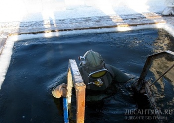 Водолазов-десантников обучают работать подо льдом