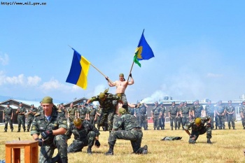 Украинские миротворцы в Косово отметили День высокомобильных десантных войск торжественной программой и феерическим шоу