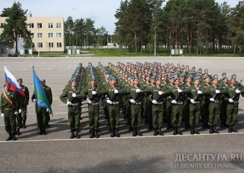 Российские десантники прибыли в Минск для участия в военном параде