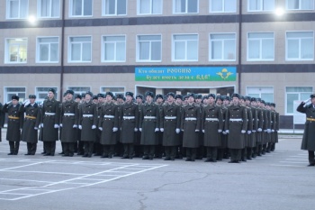 Выпускники-десантники подарили шашку руководству Рязанского училища ВДВ