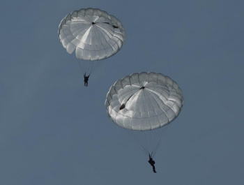 Около 300 военнослужащих 38-й гв ОБрУ ВДВ совершили свой первый прыжок с парашютом