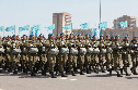 Военный парад в честь Дня защитника Отечества, Астана 7 мая 2014 г.
Пеший парадный расчет Аэромобильных войск ВС РК, возглавляемый командующим АэМВ генерал-майором Даулетом Оспановым.