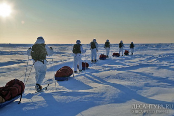 Десантники проводят рекогносцировку маршрута планируемого лыжного перехода