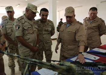 Российские и египетские десантники ознакомились с вооружением и техникой, задействованными в совместном учении