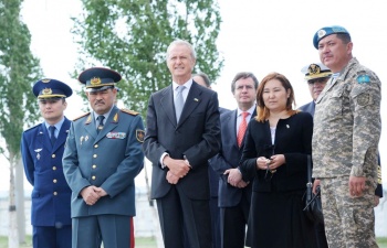 В ходе официального визита в Казахстан министр обороны Испании познакомился с десантниками