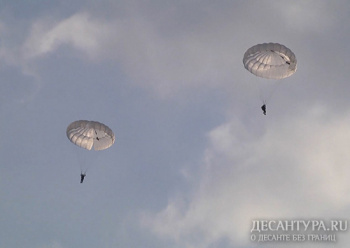 Морские пехотинцы Черноморского флота выполняют прыжки с парашютом