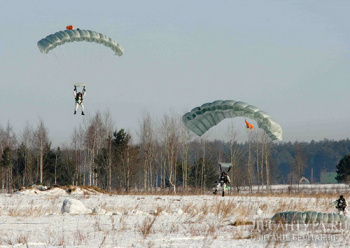 Морские пехотинцы ТОФ осваивают парашютные системы «Арбалет-2»