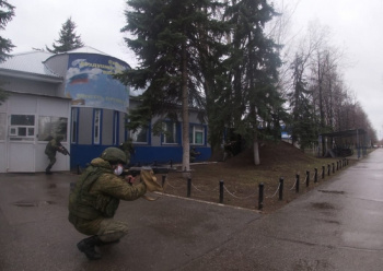 Ульяновские десантники отразили нападение вооруженной группы условных террористов на воинскую часть