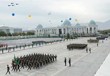 В Ашхабаде состоялся военный парад в честь 22 годовщины независимости Туркменистана