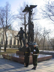 Военнослужащие и ветераны ВДВ возложат цветы к памятнику воинам-десантникам 6 роты на Суворовской площади столицы
