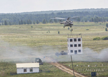 Разведчики ЦВО отработали беспарашютное десантирование с вертолетов