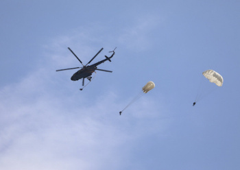 Спецназ ЦВО в ходе учения провел парашютное десантирование под прикрытием ударных вертолетов Ми-24П