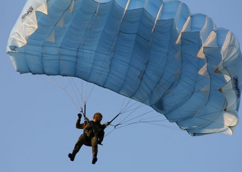 Спецназ ВДВ совершил прыжки с парашютом в районе Вязьмы