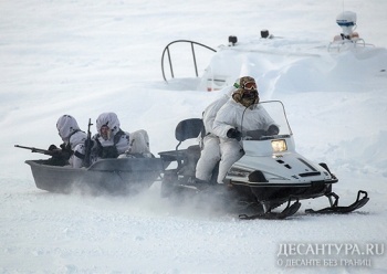 В Арктике продолжается учебно-поисковая экспедиция российских десантников